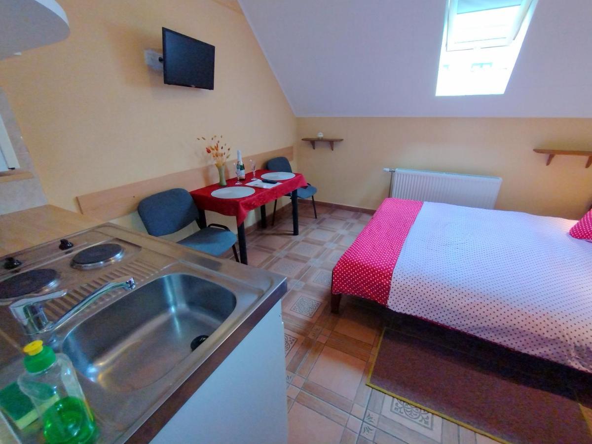 Burg Apartman Gyula Exterior foto