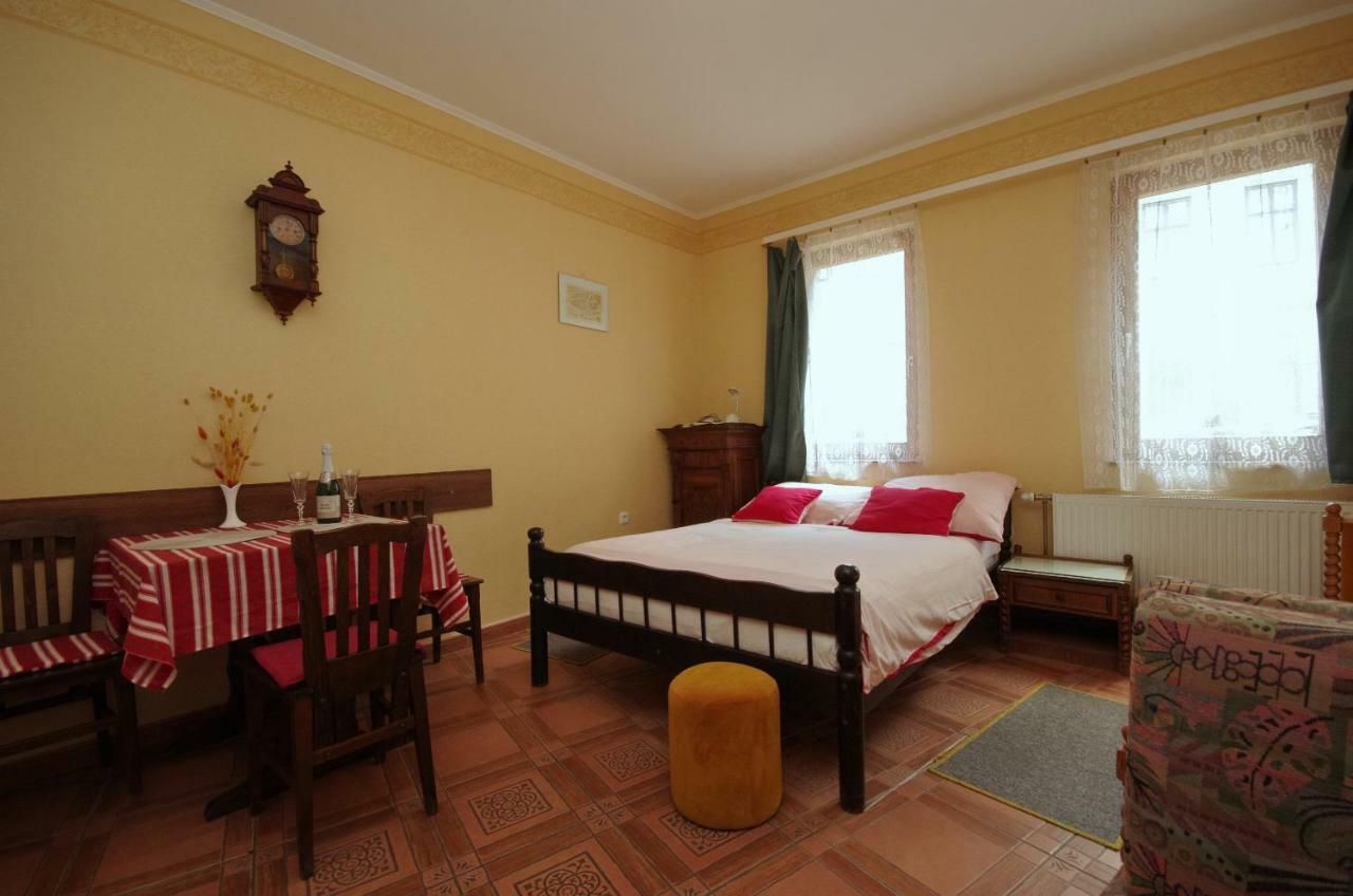 Burg Apartman Gyula Exterior foto